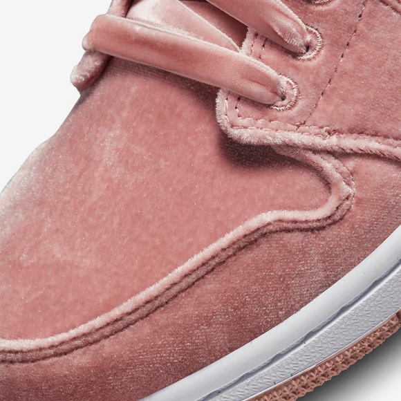 Nike Air Jordan 1 Low SE sizes woman’s 8 or 10 - Picture 7 of 10